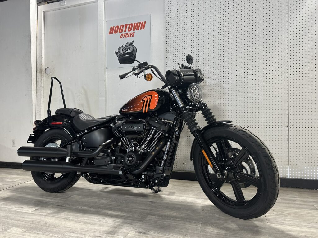 2022 Street Bob 114 , ONLY 67 Kms, One Owner!!!   114 ci Milwaukee 8, Wrinkle Black Bars, Security, Sissy Bar, Fork Pouch, ABS Brakes, LED Lighting, LCD Display, This Unit Is Basically Brand New! $18,495.00 Plus Tax And License, Financing Available OAC. Stock # 051502