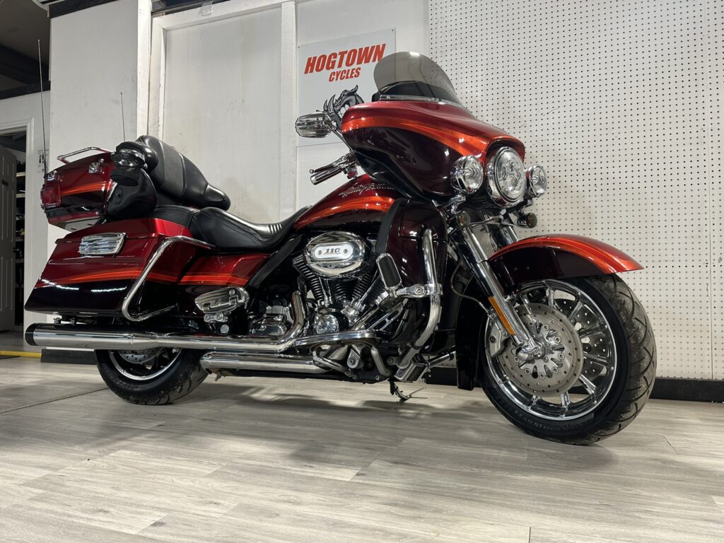 2009 CVO Ultra Classic, True Dual Headers With Monster Forsch Pipes, All Chrome Controls, Power Locks, Chrome Wheels, LED Headlights, Heated Grips, ABS Brakes, Adjustable Passenger Boards, 85665 Kms, Cruise, Highway Pegs, Windshield Bag, Luggage Rack, Clean Bike, $16995.00 Plus Tax And License, Financing Available OAC. Stock # 953004